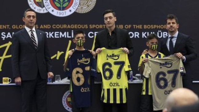 Mesut Özil imzalı çubuklu forma rekor kırdı!