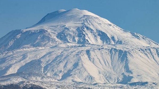 Ağrı Dağı’na ilk kar yağdı ..