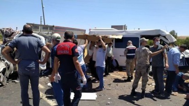 Şanlıurfa’da yolcu minibüsü ile kamyonet çarpıştı: 15 yaralı!