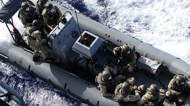 Alman askerleri Libya’ya giden Türk kargo gemisine çıktı!