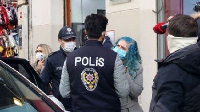 Taksim’de maske takmadığı için ceza yazılmak istenen kadın polise zor anlar yaşattı!
