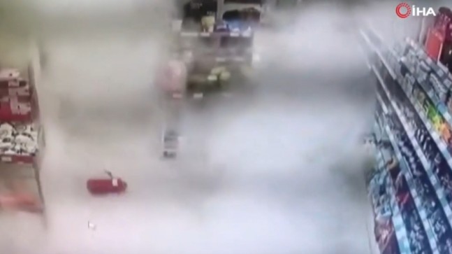 Bursa’da yangın tüpü düştü, market toz bulutuyla kaplandı ..