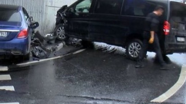 Flaş .. Flaş .. İstanbul’da turistleri taşıyan minibüs kaza yaptı: Yaralılar var